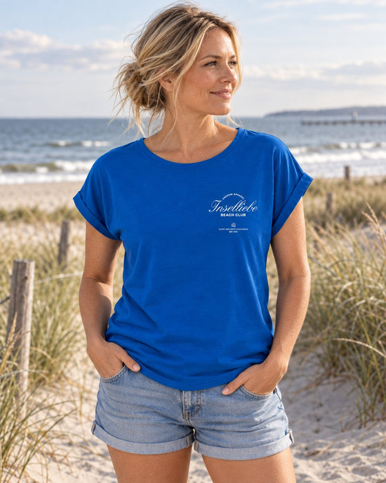 Damen T-Shirt Beach Club Royalblau – Vorderansicht am Model