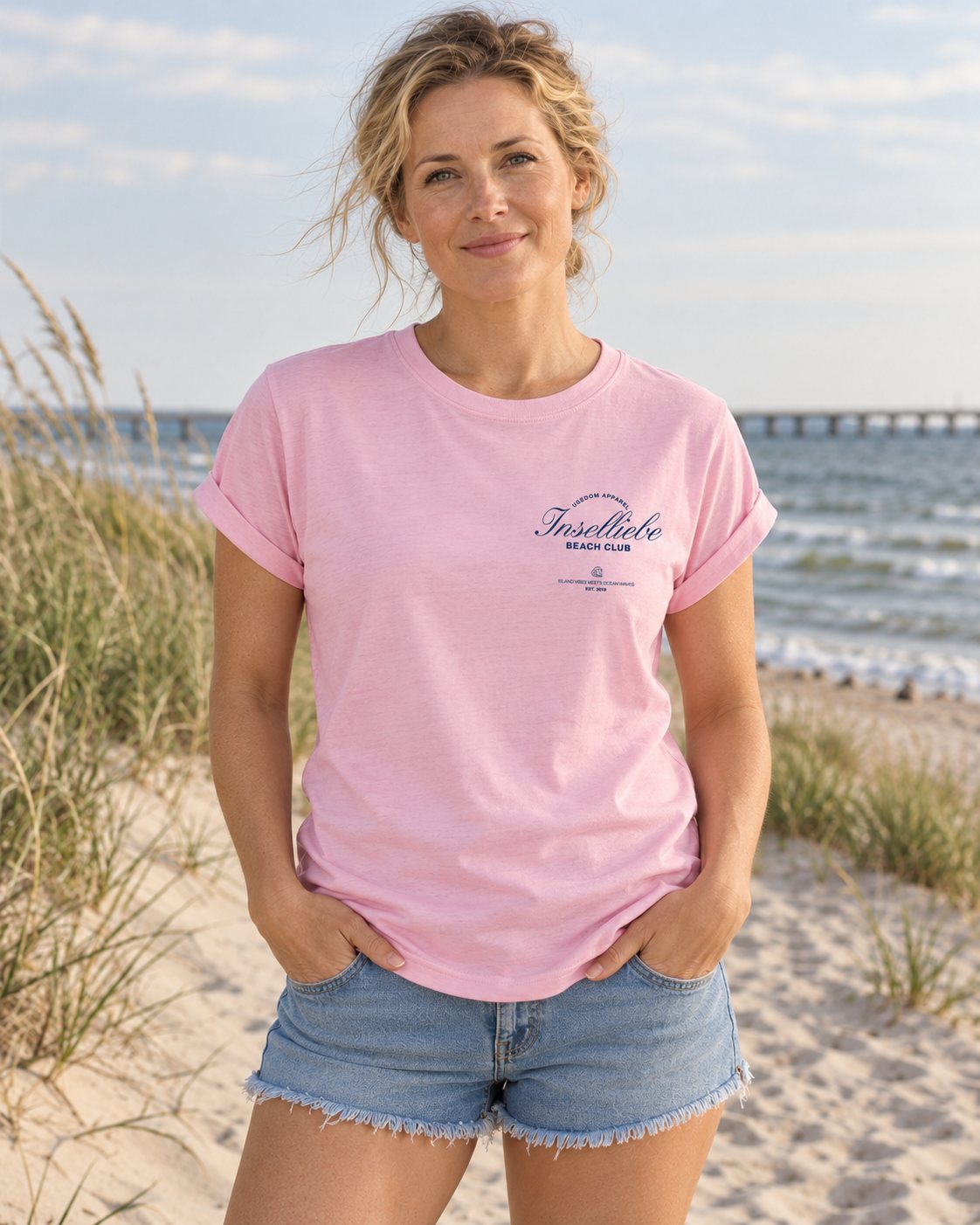 Damen T-Shirt Beach Club Soft Pink – Vorderansicht am Model