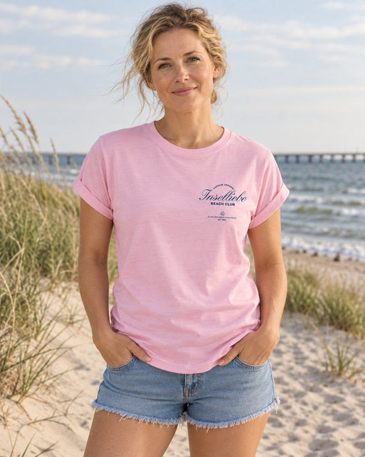 Damen T-Shirt Beach Club Soft Pink – Vorderansicht am Model