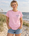 Damen T-Shirt Beach Club Soft Pink – Vorderansicht am Model
