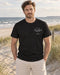 Unisex Oversized Shirt Beach Club Schwarz – Vorderansicht am Model