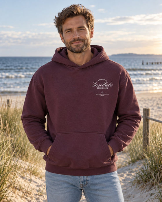 Unisex Fluffy Hoodie Beach Club Purple – Vorderansicht am Model