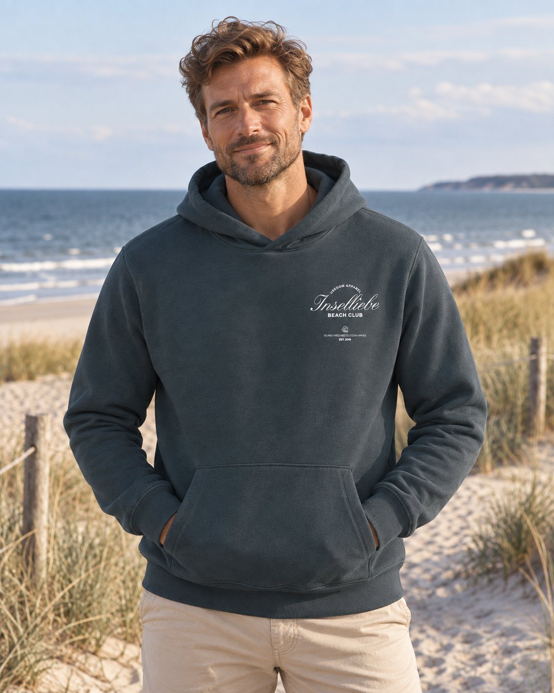 Unisex Oversized Hoodie Beach Club Amalfi Teal – Vorderansicht am Model