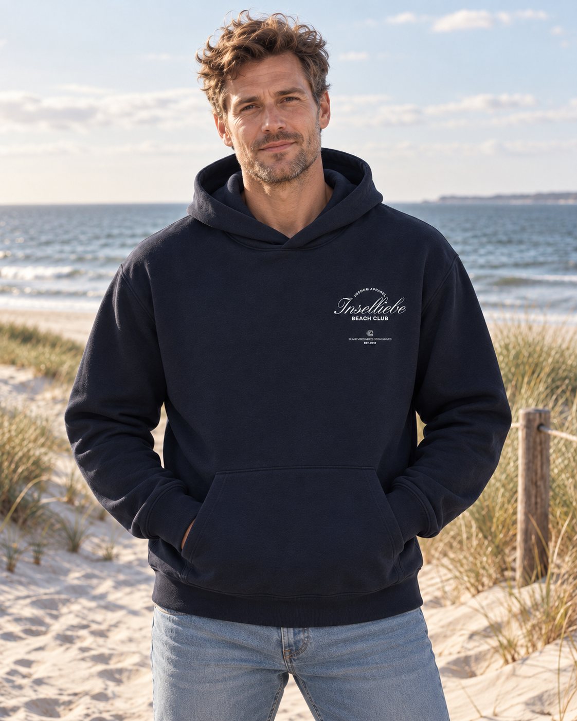 Unisex Oversized Hoodie Beach Club Navy – Vorderansicht am Model