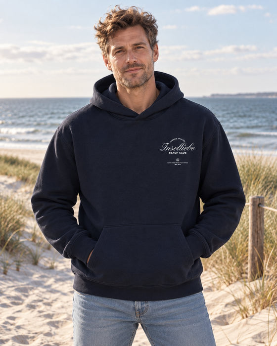 Unisex Oversized Hoodie Beach Club Navy – Vorderansicht am Model