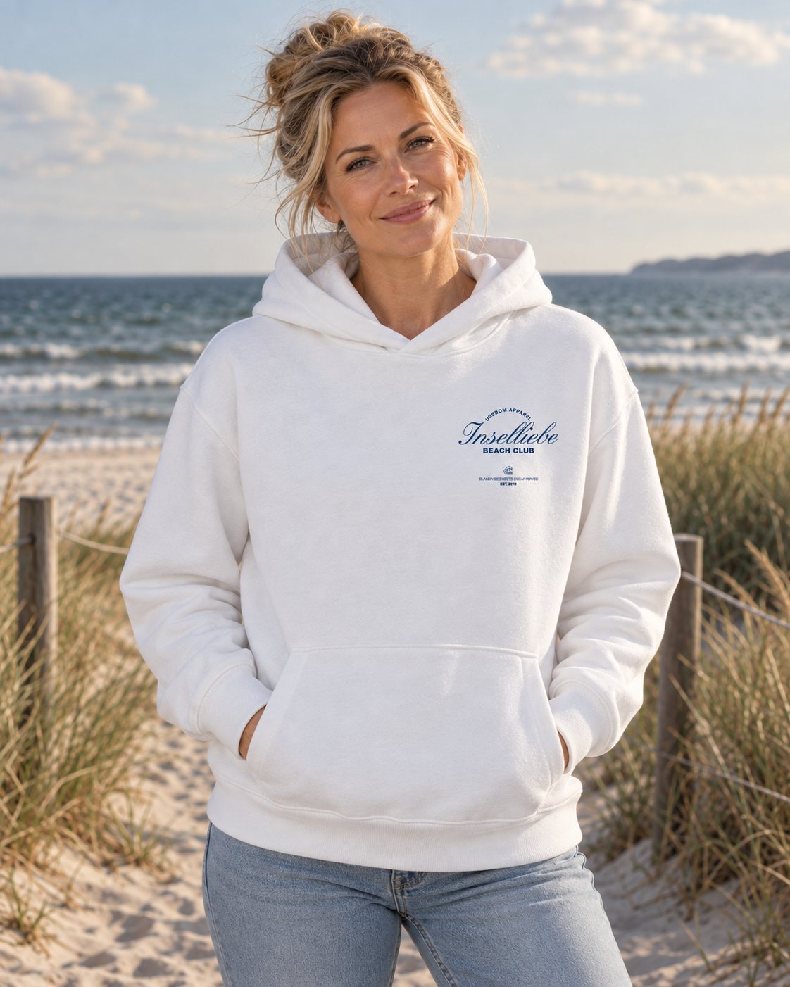 Unisex Oversized Hoodie Beach Club Weiß – Vorderansicht am Model