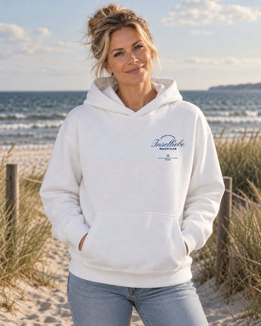 Unisex Oversized Hoodie Beach Club Weiß – Vorderansicht am Model