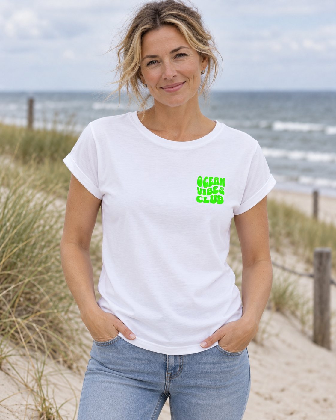 Damen T-Shirt Ocean Vibes Club Neon Grün – Vorderansicht am Model