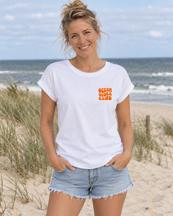 Damen T-Shirt Ocean Vibes Club Neon Orange – Vorderansicht am Model