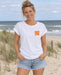 Damen T-Shirt Ocean Vibes Club Neon Orange – Vorderansicht am Model