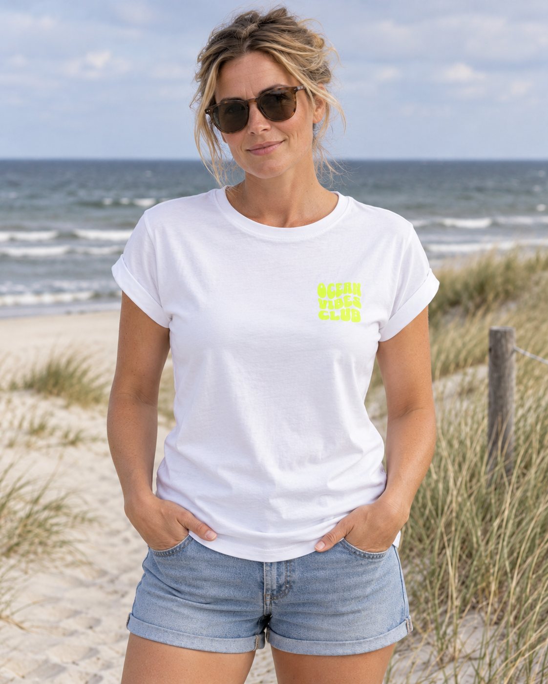 Damen T-Shirt Ocean Vibes Club Neon Gelb – Vorderansicht am Model