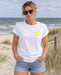 Damen T-Shirt Ocean Vibes Club Neon Gelb – Vorderansicht am Model