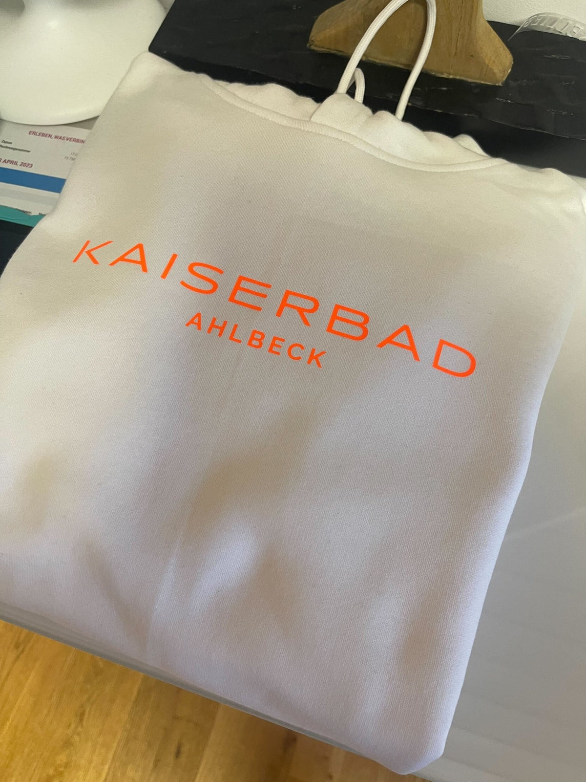 Unisex Hoodie "Kaiserbad Neon" | Weiß - INSELLIEBE USEDOM
